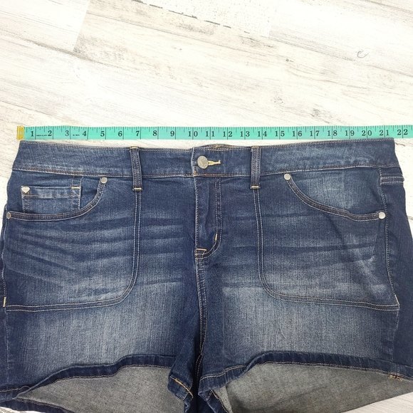 Torrid Women's Skinny Short Shorts with Square Pockets Size 20 - Picture 6 of 8